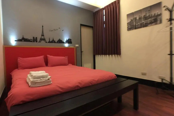Room 8 of 12