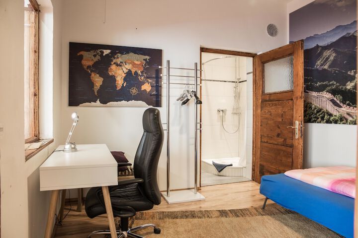 Room 4 of 115