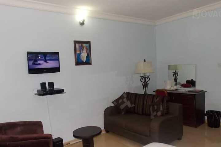 Room 4 of 12