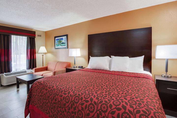 1 King Bed (4 of 6)