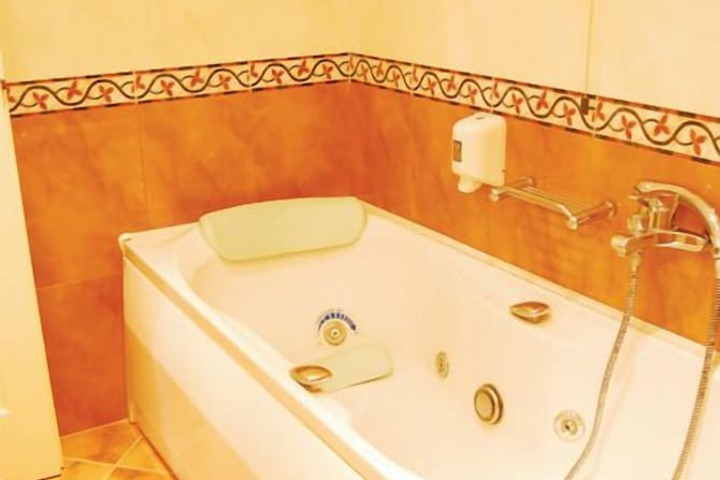 Jetted tub