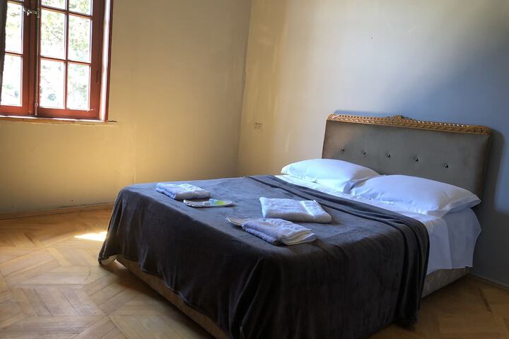 Room 9 of 28