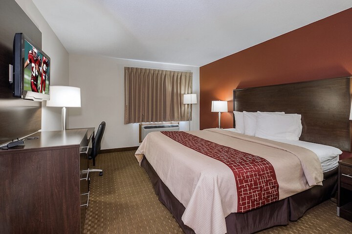 1 King Bed (3 of 15)