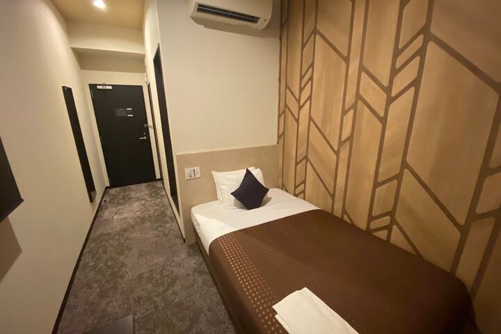 Room 9 of 16