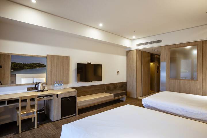 Room 8 of 153