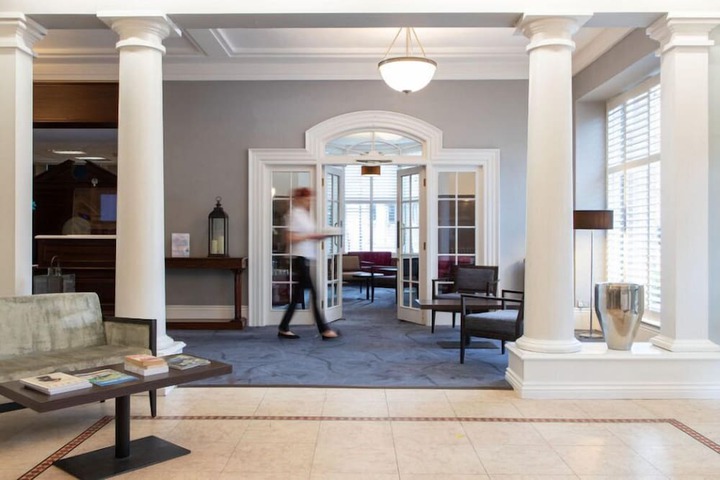Lobby lounge