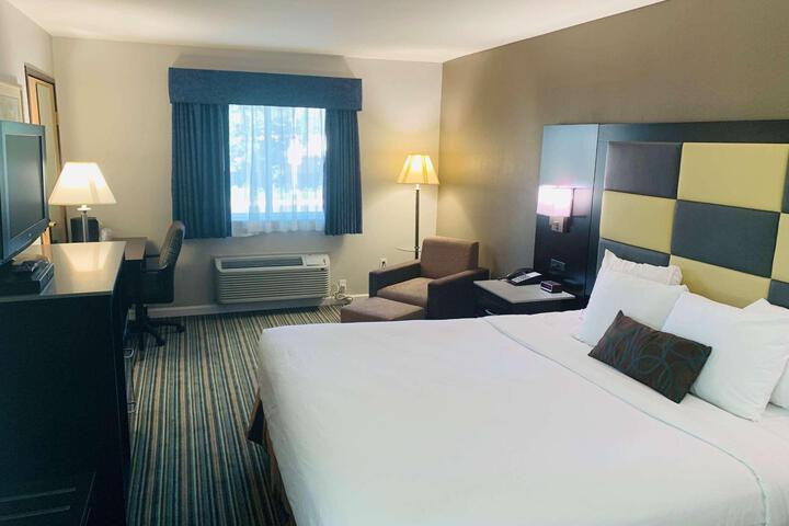 1 King Bed Desk Microwave and Refrigerator High Speed Internet Accessible Coffee Maker, Hairdryer Full Breakfast (6 of 18)