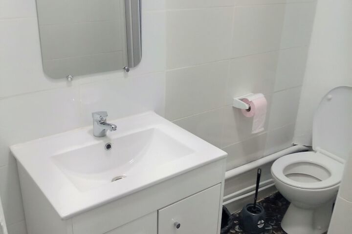 Room 6 of 8