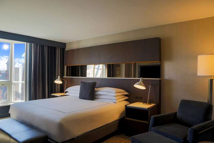Deluxe King Bed (7 of 30)