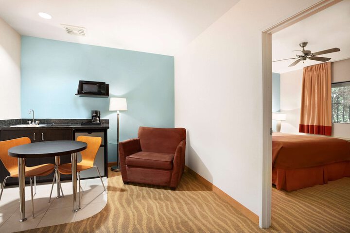 1 King Bed Ground Floor (2 of 10)
