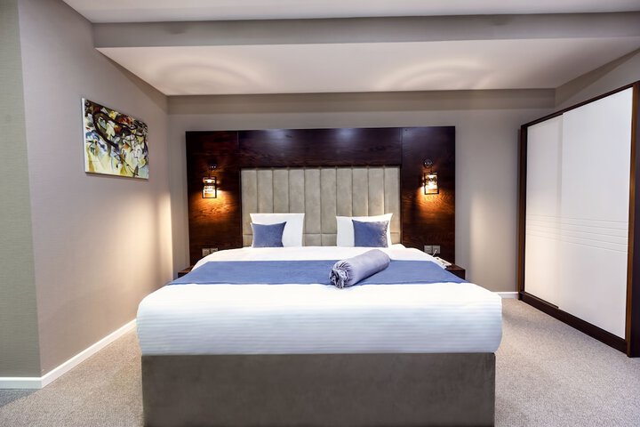 Room 4 of 33