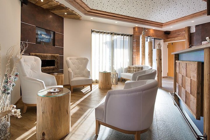 Lounge 21 of 30
