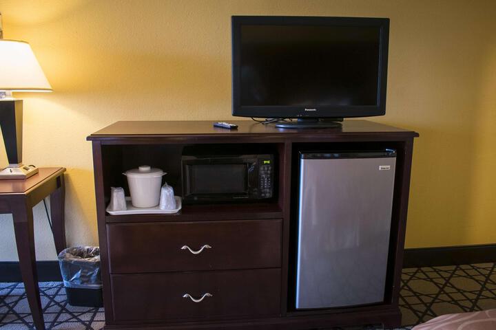 1 King Bed Microwave and Refrigerator Sofa WiFi Full Breakfast (2 of 13)