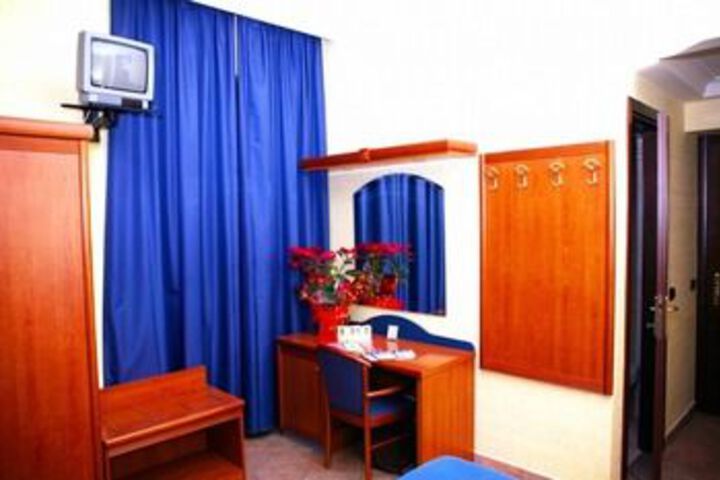 Room 9 of 25