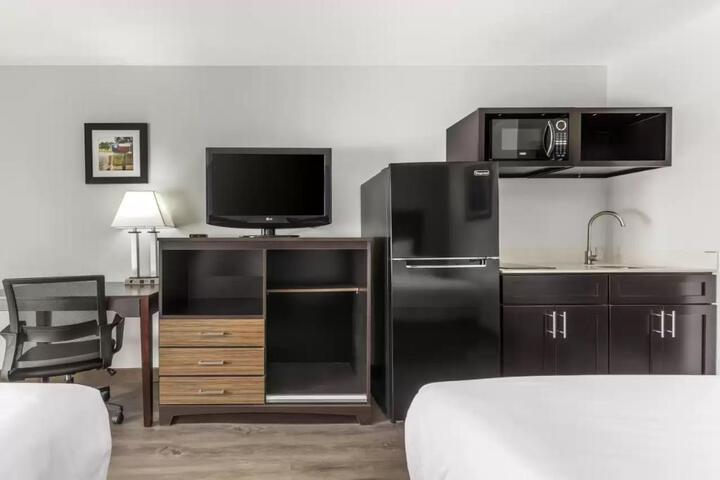 1 King Bed Efficiency (5 of 12)