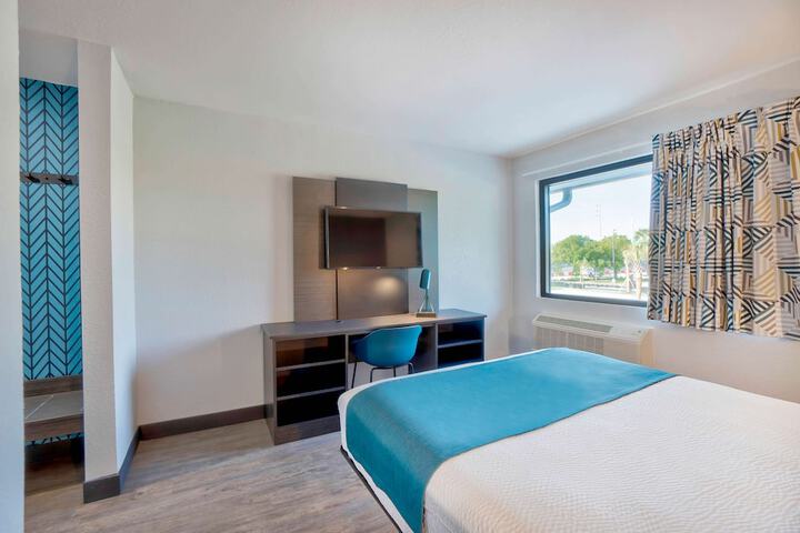 1 Queen Bed (4 of 9)