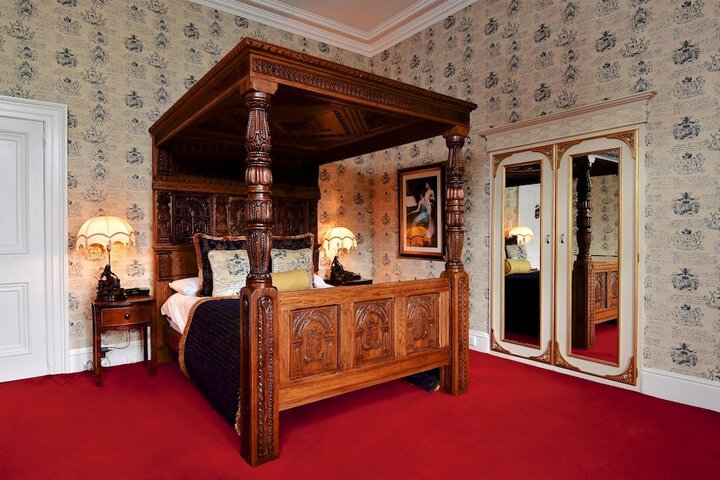 Room 10 of 80
