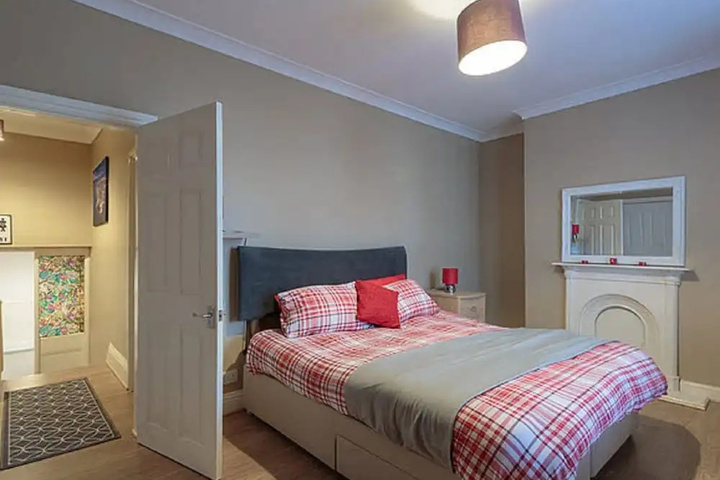 Room 4 of 9