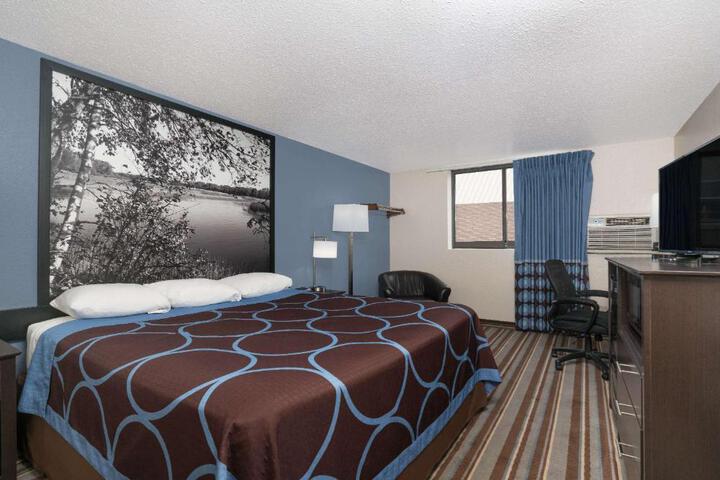 1 King Bed (2 of 4)