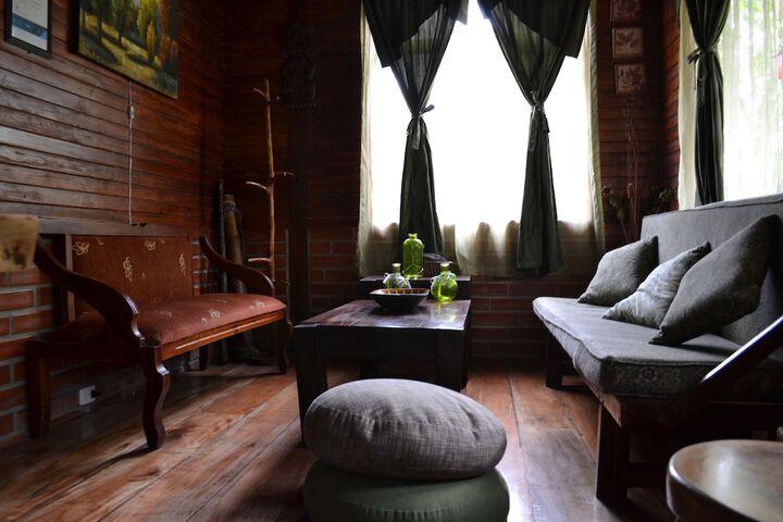 Lounge 102 of 160