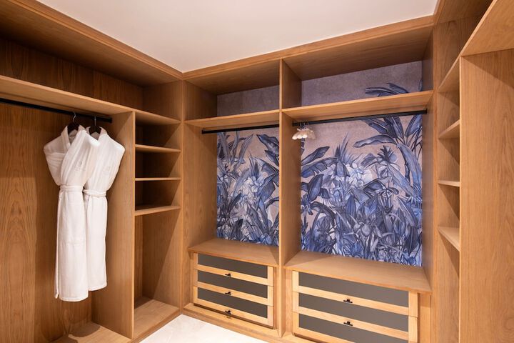 Room 42 of 324