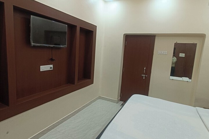 Room 4 of 19