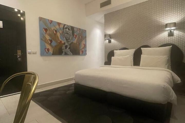 Room 13 of 34