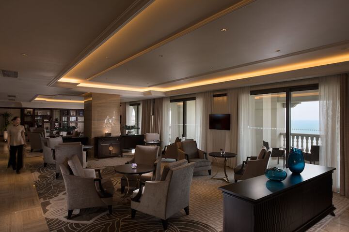 Lounge 84 of 109