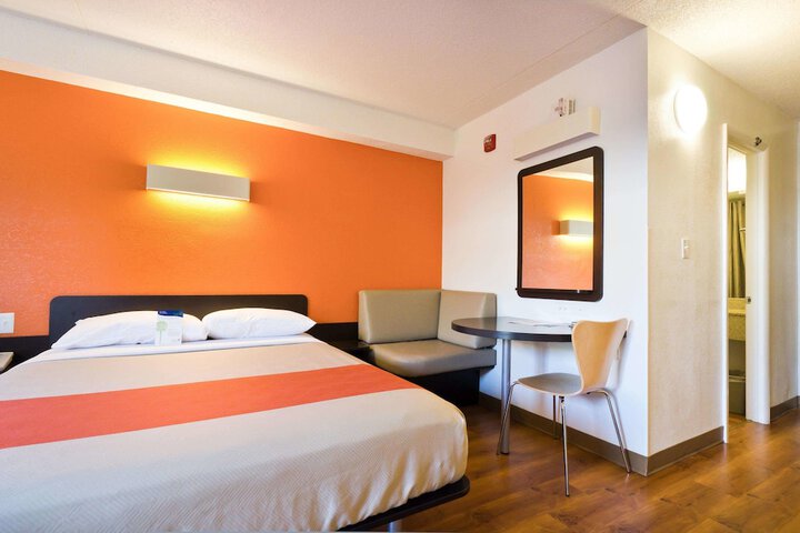 1 King Bed (13 of 17)