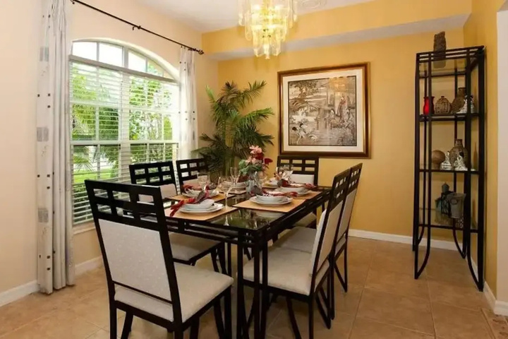 Dining 16 of 17