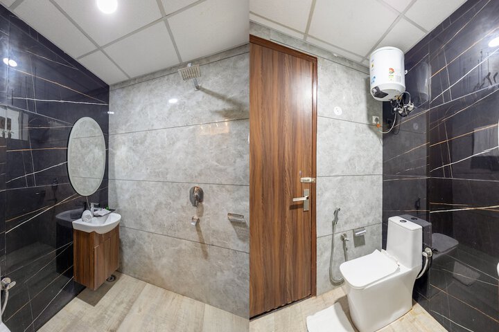 Room 4 of 8