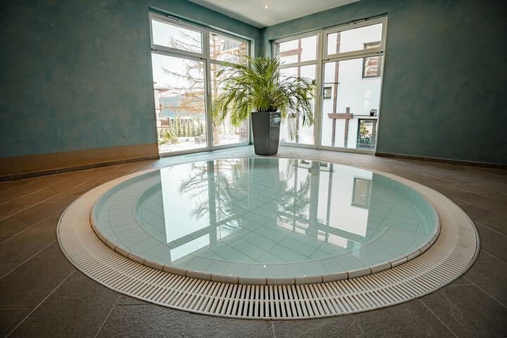Pool 24 of 76