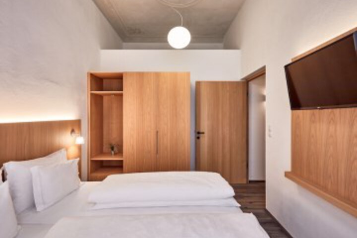 Room 4 of 42