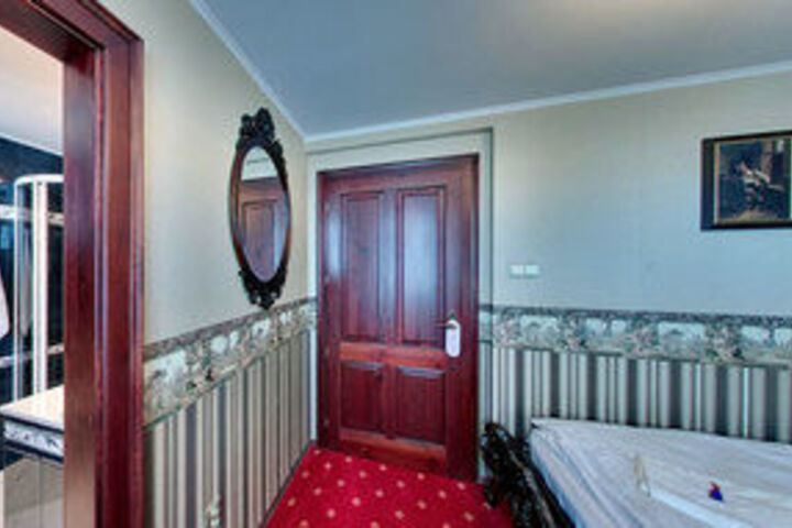 Room 14 of 34