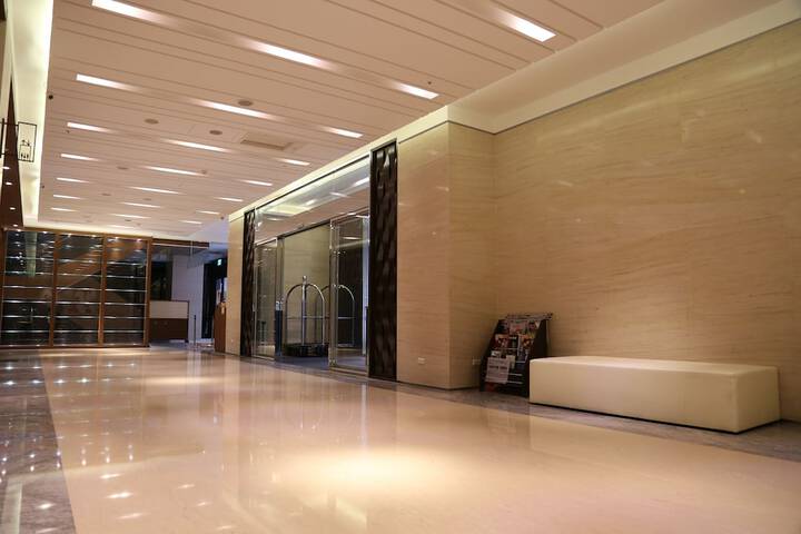 Ballroom/Hall 28 of 33