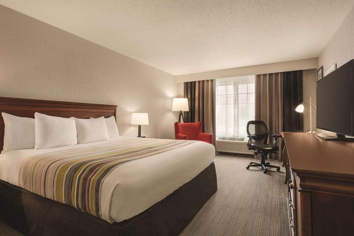 1 King Bed (5 of 22)