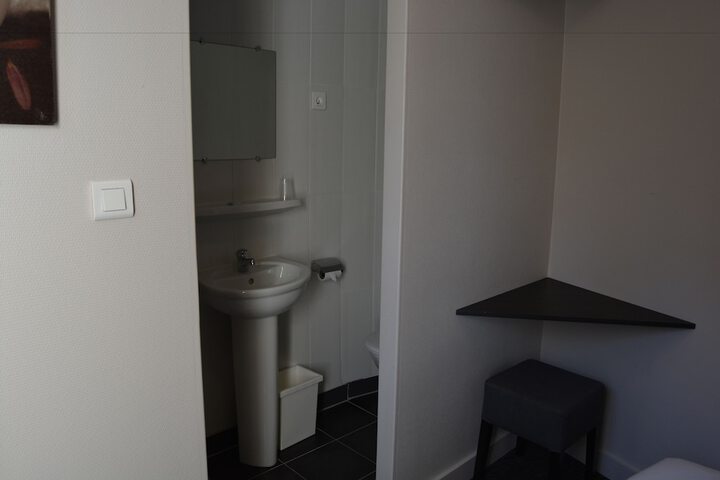 Room 10 of 18