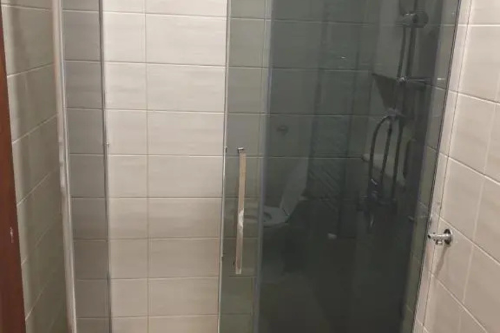 Room 6 of 12