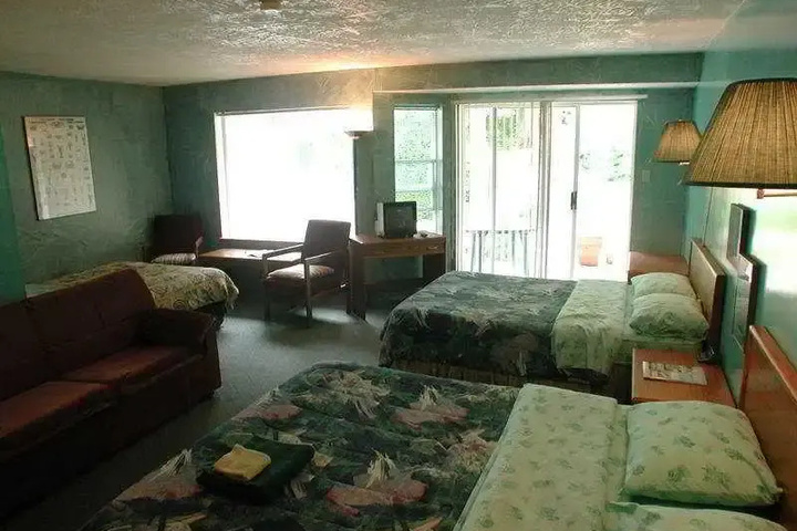 Room 7 of 8