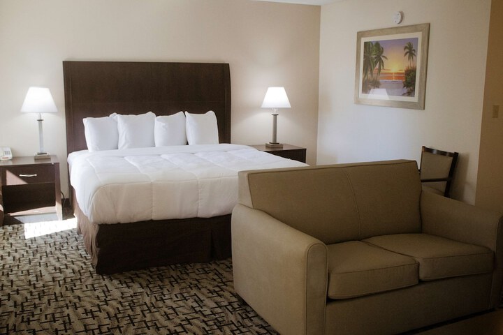 2 Queen Beds Communication Assistance Desk Microwave and Refrigerator Continental B (6 of 6)