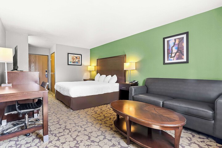 1 King Bed Microwave and Refrigerator Flat Screen Television High Speed Internet Accessible Coffee Maker Iron and Ironing Board Full Breakfast (3 of 12)