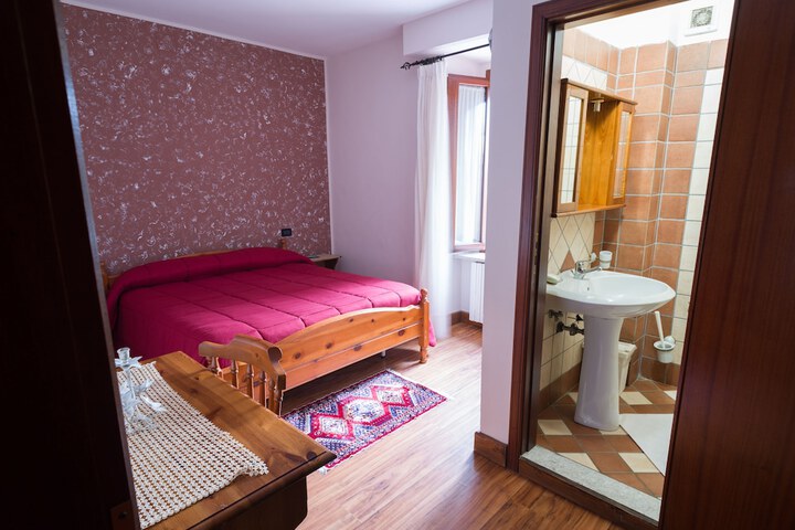Room 2 of 16