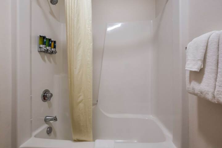 2 Queen Beds Flat Screen Television Microwave and Refrigerator, Continental Breakfast (2 of 18)