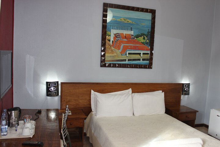 Room 7 of 12