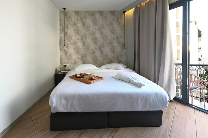 Room 30 of 200