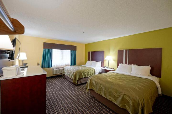 1 Queen Bed Accessible (2 of 5)