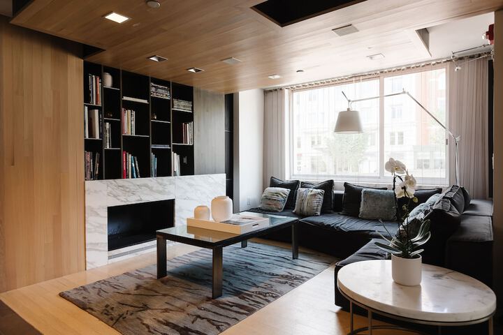 Lounge 15 of 19