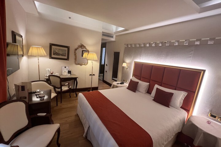 Room 83 of 290
