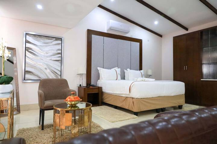 Room 8 of 18