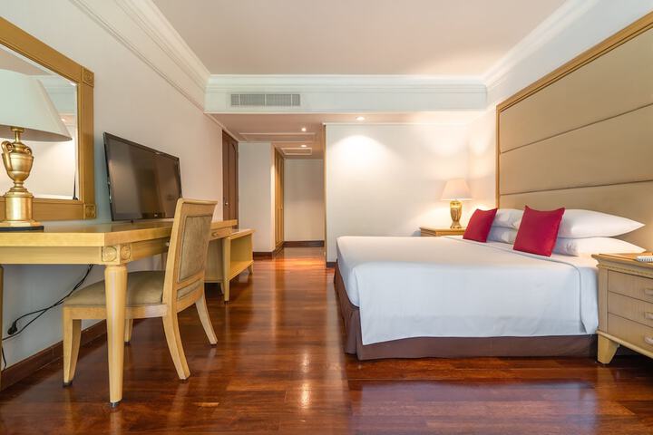 Room 8 of 90